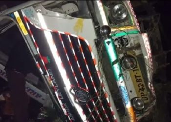 কেইবাখনো গাড়ীক খুন্দিয়াই বাগৰিল কয়লাভৰ্তি ট্ৰাক, সংকটজনক অৱস্থাত দুজন লোক