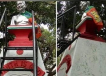 কেৰালত মহাত্মা গান্ধীৰ প্ৰতিমুৰ্তিত আৰি দিয়া হ’ল বিজেপিৰ পতাকা; গোচৰ ৰুজু