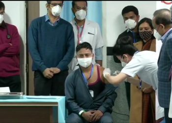 দিল্লী এইমছৰ চাফাই কৰ্মী মনিষ কুমাৰ ভাৰতৰ প্ৰথম গৰাকী ক’ৰ’নাৰ ভেকচিন গ্ৰহণ কৰা ব্যক্তি