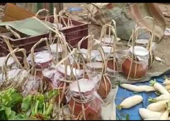 ভোগালী বিহুৰ উৰুকা উপলক্ষ্যে টীয়কৰ বজাৰত গ্ৰাহকৰ ভীৰ