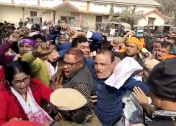 মূল্য বৃদ্ধিৰ বিৰুদ্ধে দদৰাত কংগ্ৰেছ কৰ্মীৰ উত্তাল প্ৰতিবাদ; হাজো-গুৱাহাটী ঘাইপথ অৱৰোধ