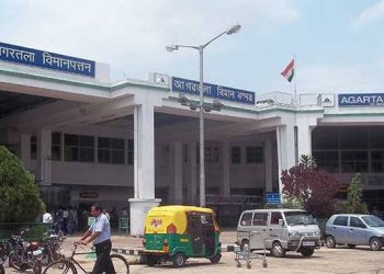 আগৰতলা বিমান বন্দৰৰ পৰা ভুৱা আধাৰ কাৰ্ডসহ ১২ গৰাকী বাংলাদেশী নাগৰিকক আটক