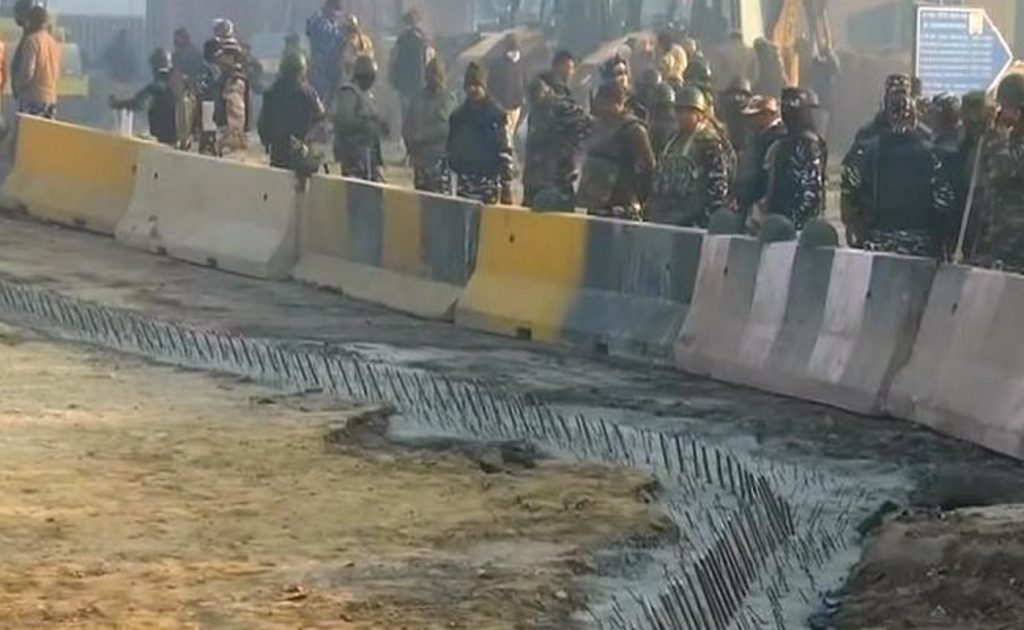 0c28vjmg_barricades-at-delhi-borders-_625x300_02_February_21