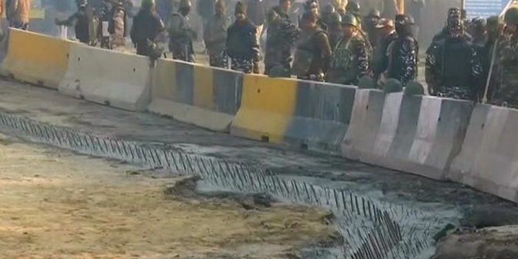 0c28vjmg_barricades-at-delhi-borders-_625x300_02_February_21
