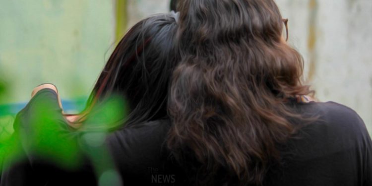 lesbian_couple_01_750