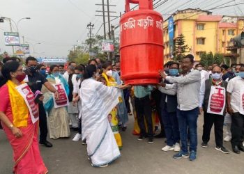 বংগ নিৰ্বাচন : মোদীৰ ‘সোণাৰ বাংলা’- মমতাৰ ‘এলপিজি চিলিণ্ডাৰ’, ক্ৰমাৎ উত্তপ্ত হৈছে বাকযুদ্ধ