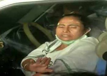 মনোনয়নপত্ৰ দাখিলৰ সময়তে মমতা বেনাৰ্জীক আক্ৰমণ, ভৰি আৰু বুকুত গুৰুতৰ আঘাত