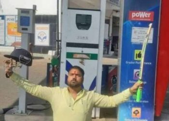 খাৰুৱা তেলৰ মূল্য : বিশ্বজুৰি হোৰাহোৰে কমিছে, ভাৰতত হোৰাহোৰে বাঢ়িছে