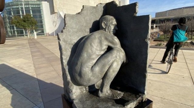 a netanyahu-naked-statue