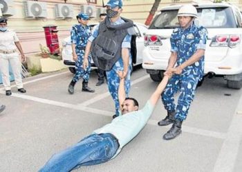 বিধানসভাৰ পৰা বিৰোধী বিধায়কক চোঁচৰাই বাহিৰ কৰি আনিলে আৰক্ষীয়ে, ক’ত?