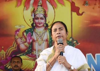 বংগ নিৰ্বাচন : চণ্ডীপাঠ আওঁৰাই হঠাৎ ‘হিন্দু ছোৱালী’ হৈ পৰিল মমতা, বিজেপিক দিলে প্ৰত্যুত্তৰ