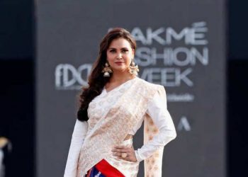 লাৰা দত্তই পিন্ধিলে অসমৰ মেখেলা চাদৰ, পিন্ধি ক’লে- ‘অভিভূত হৈ পৰিছো’