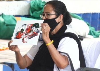 চিত্ৰশিল্পী মমতা! নিৰ্বাচন আয়োগৰ নিষেধাজ্ঞাৰ বিৰুদ্ধে ধৰ্ণাত বহি ছৱি আঁকিলে মমতা বেনাৰ্জীয়ে