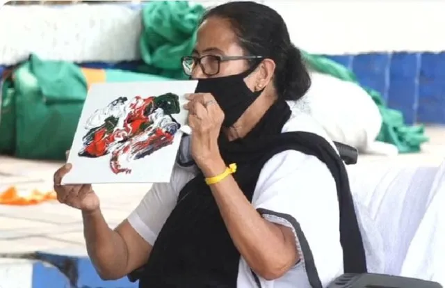 চিত্ৰশিল্পী মমতা! নিৰ্বাচন আয়োগৰ নিষেধাজ্ঞাৰ বিৰুদ্ধে ধৰ্ণাত বহি ছৱি আঁকিলে মমতা বেনাৰ্জীয়ে