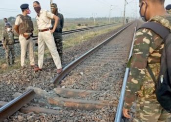 ৰেল লাইন উৰাই দিলে মাওবাদীয়ে, আৱদ্ধ হৈ পৰিল কেইবাখনো যাত্ৰীবাহী ট্ৰেইন, ক’ত?