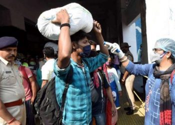 লকডাউনৰ আশংকা : পুনৰ ঘৰলৈ উভতি আহিছে দিল্লী-মুম্বাইৰ প্ৰব্ৰজিত শ্ৰমিকসকলে