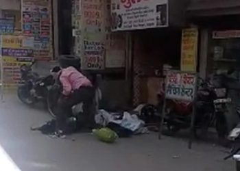 পৰকীয়া প্ৰেমৰ সন্দেহ! ৰাস্তাৰ মাজতে স্বামীয়ে ছুৰিৰে হানি খুচি হত্যা কৰিলে পত্নীক, ক’ত?