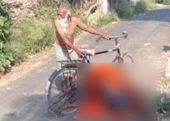 ক’ভিড১৯ : স্মশান বিচাৰি চাইকেলত মৃত পত্নীৰ মৃতদেহ কঢ়িয়াই ফুৰিল এজন লোকে, ক’ত?