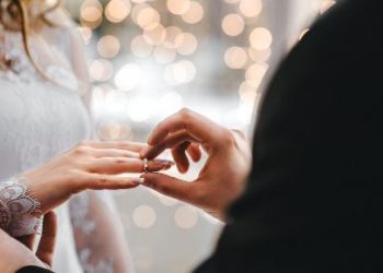 আজৱ! নিজৰ সন্তানৰ স’তেই বিয়া পাতি সংসাৰ কৰিবলৈ ওলাইছে এগৰাকী অভিভাৱক, ক’ত?