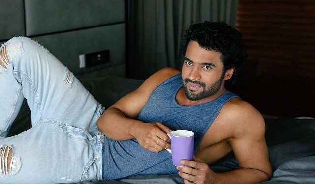 (অভিনেতা জেকী ভাগনানি)