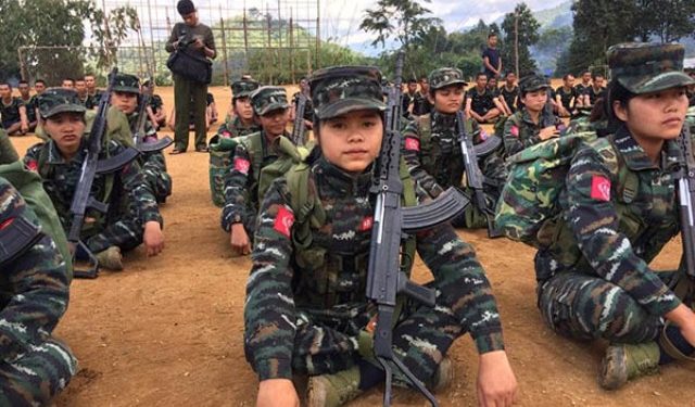 Women-Soldiers-in-the-AA
