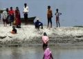 আজৱ! ক’ভিড ভেকচিনৰ পৰা হাত সাৰিবলৈ নদীত জাঁপ দিলে এখন গাঁৱৰ বাসিন্দাই, ক’ত?