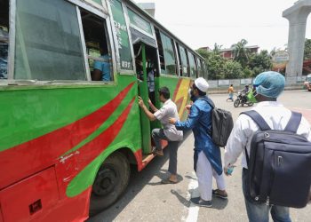 web-passengers-get-on-a-bus-in-dhaka-rajib-dhar-01-06-2020-1591029859605