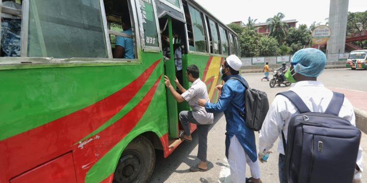 web-passengers-get-on-a-bus-in-dhaka-rajib-dhar-01-06-2020-1591029859605