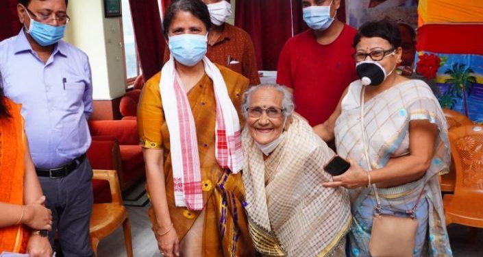 Social-Welfare-Minister-Ajanta-Neog-visits-Mother-Old-Age-Home-705x375