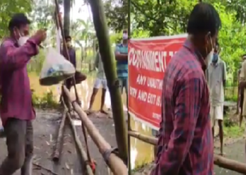 food distribution in containment zone by social worker