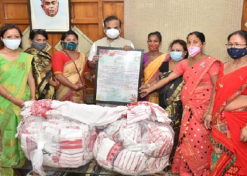 Laddies gifts to CM