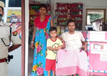police personel help the helpless family