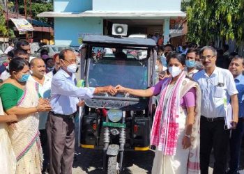 বঙাইগাঁৱত উপায়ুক্তৰ ই-কাৰ্ট আৰু তিনিচকীয়া জাৱৰ সংগ্ৰহ বাহন বিতৰণ