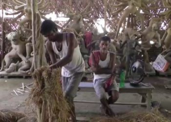ক’ৰ’নাতংকৰ মাজতে দেৱী দূৰ্গাৰ প্ৰতিমা গঢ়াত ব্যস্ত গটঙাৰ মৃৎ-শিল্পী সকল