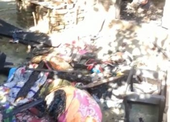 পত্নীৰ সৈতে কাজিয়া, খঙতে নিজৰ ঘৰতে জুই লগাই দিলে ভুৰবন্ধাৰ এজন লোকে