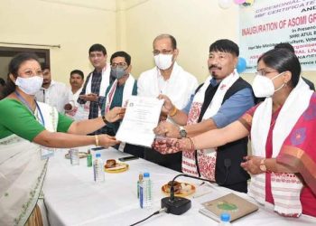 বোকাখাতত বহুমুখী কৃত্ৰিম প্ৰজনন সেৱা কৰ্মীলৈ টেবলেট প্ৰদান