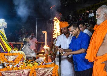 Kejriwal offering prayers at Ram Janambhoomi