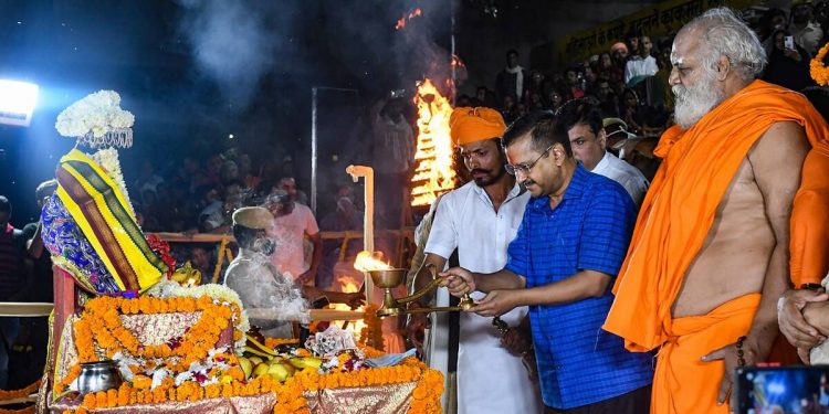 Kejriwal offering prayers at Ram Janambhoomi