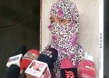 Abuse of young woman for wearing jeans pants
