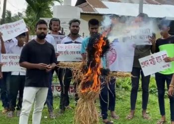 মূল্যবৃদ্ধিৰ প্ৰতিবাদত পশ্চিম বংশৰ আঞ্চলিক ছাত্ৰ সন্থাই দাহ কৰিলে যোগান মন্ত্ৰী ৰঞ্জিত দাসৰ প্ৰতিমূৰ্তি