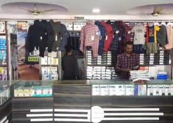 অনলাইন ব্যৱসায়ে মাধমাৰ শোধাইছে স্থায়ী ব্যৱসায়ীসকলৰ মূৰত, পূজাৰ বতৰতো নাই গ্ৰাহক