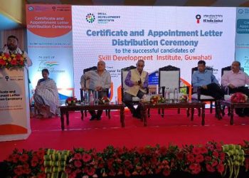 দক্ষতা বিকাশ প্ৰতিষ্ঠান,গুৱাহাটীৰ শিক্ষাৰ্থীক প্ৰমাণপত্ৰৰ লগতে নিযুক্তি পত্ৰ প্ৰদান কৰিলে কেন্দ্ৰীয় মন্ত্ৰী ৰামেশ্বৰ তেলিয়ে
