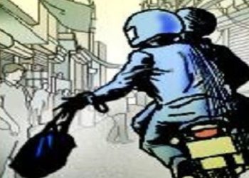 আৰক্ষীও য’ত অসুৰক্ষিত! গুৱাহাটী মহানগৰীত দিন দুপৰতে মহিলা আৰক্ষী বিষয়াৰ পৰাই দুৰ্বৃত্তই কাঢ়ি লৈ গ’ল ১০ লাখ টকা