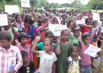 চাহ শ্ৰমিকক দুৰ্গা পূজাৰ ২০ শতাংশ বনাচ প্ৰদানৰ দাবীত টিৰাপত আছাৰ প্ৰতিবাদ