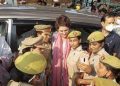 কংগ্ৰেছ নেত্ৰী প্ৰিয়ংকা গান্ধীৰ সৈতে ছেলফি উঠি বিপদত মহিলা কনিষ্টবল