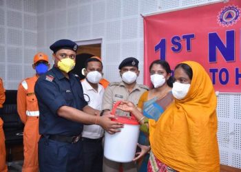 ৰাষ্ট্ৰীয় দুৰ্যোগ সঁহাৰি বাহিনীৰ দ্বাৰা বানত ক্ষতিগ্ৰস্ত মহিলা হিতাধিকাৰীক সামগ্ৰী বিতৰণ