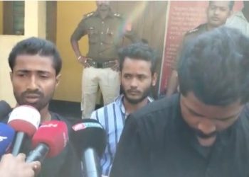 পাঠশালাত লাচিত সেনাৰ নামত ধন দাবী কৰি ৰঙাঘৰৰ আলহী তিনি যুৱক