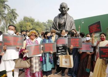 ১২ সাংসদৰ নিলম্বন: প্ৰতিবাদত সদন ত্যাগ বিৰোধী দলৰ সাংসদৰ