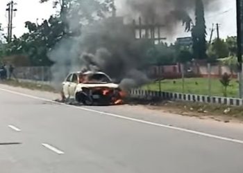 মহানগৰীৰ আজাৰাত চলন্ত গাড়ীত অগ্নিকাণ্ড; কথমপি প্ৰাণ ৰক্ষা চালকসহ পাঁচ যাত্ৰীৰ