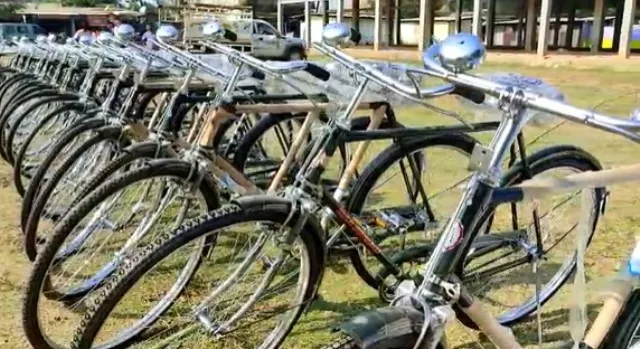 কলিয়াবৰত চাহ বাগিচাৰ চকীদাৰৰ মাজত চাইকেল বিতৰণ